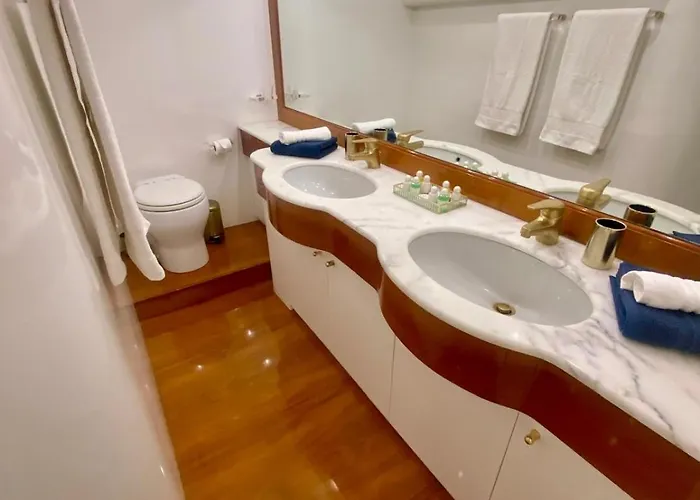 Yacht Falcon Five كان