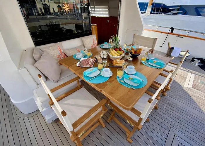 Yacht Falcon Five بوتيل *