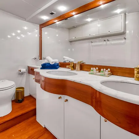 Bateau-hôtel Yacht Falcon Five *