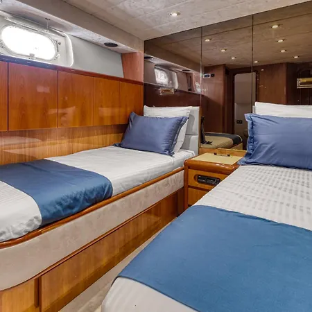Yacht Falcon Five Bateau-hôtel *