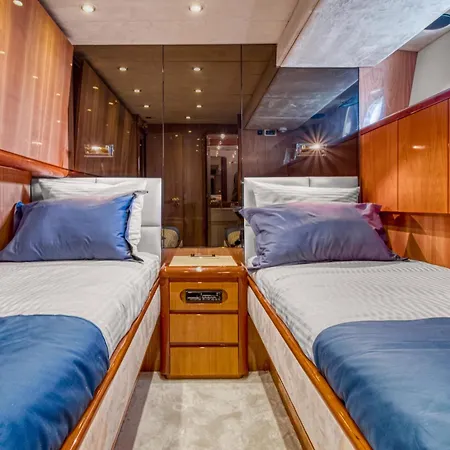 Botel Yacht Falcon Five *