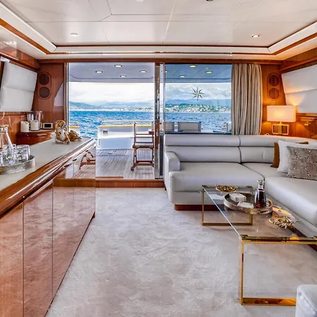 Bateau-hôtel Yacht Falcon Five *
