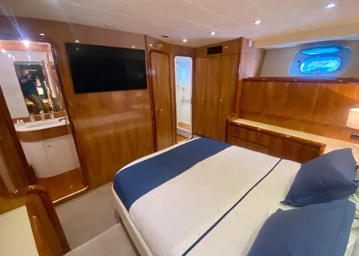Yacht Falcon Five Botel *