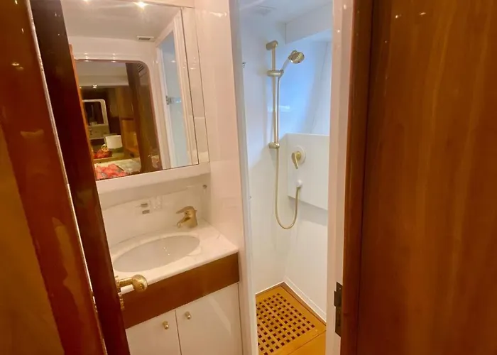 Yacht Falcon Five Botel *