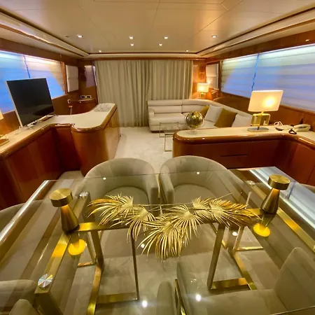 Yacht Falcon Five * كان