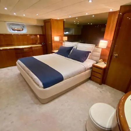 Yacht Falcon Five 船上ホテル カンヌ