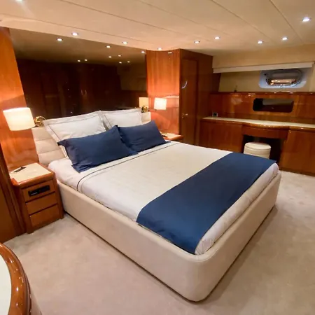Yacht Falcon Five كان