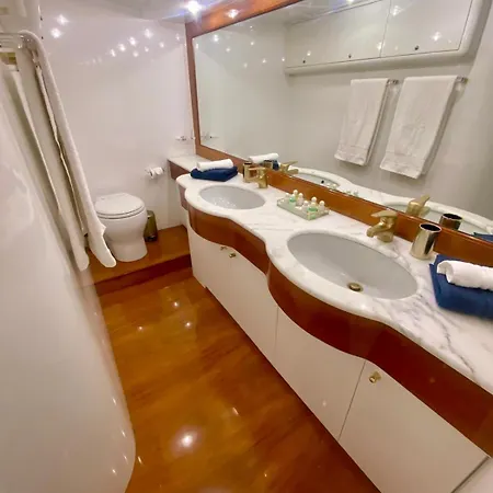 Yacht Falcon Five كان