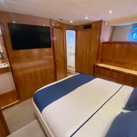 Yacht Falcon Five بوتيل *