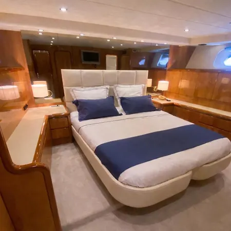 船上ホテル Yacht Falcon Five
