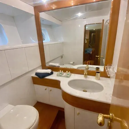 Yacht Falcon Five كان