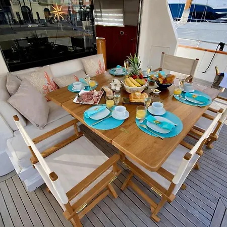 Yacht Falcon Five 船上ホテル *